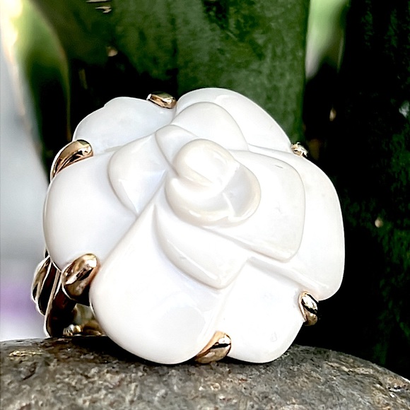 CHANEL Jewelry - Chanel 18k Camelia ring